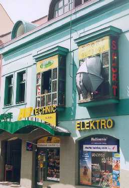 Takhle to vypadá zvenku, jsme v prvním patře nad prodejnou AV Technic - Elektro. Tam co čumí z okna ten zelenej stan.