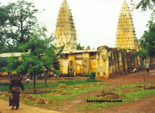 The old mosquee also knowed as Grang Mosquee. Bobo Dioulasso, Burkina Faso. Photo by A. De Cara, 1996.