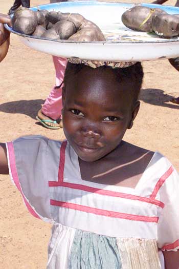 A young girl selling food at the polling station at Bangui, Central African Republic. Photo by www.un.org.