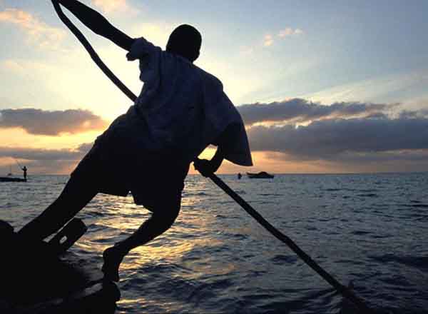 A fisherman in Mozambique. Photo by www.liberaassociazioneilpopolo.it.