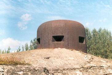 Pozorovac� zvon, v p��pad� ohro�en� uzp�soben� k palb� z lehk�ho kulometu