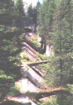 Protitankov� p��kop s m�stky pro p�� u IT-1